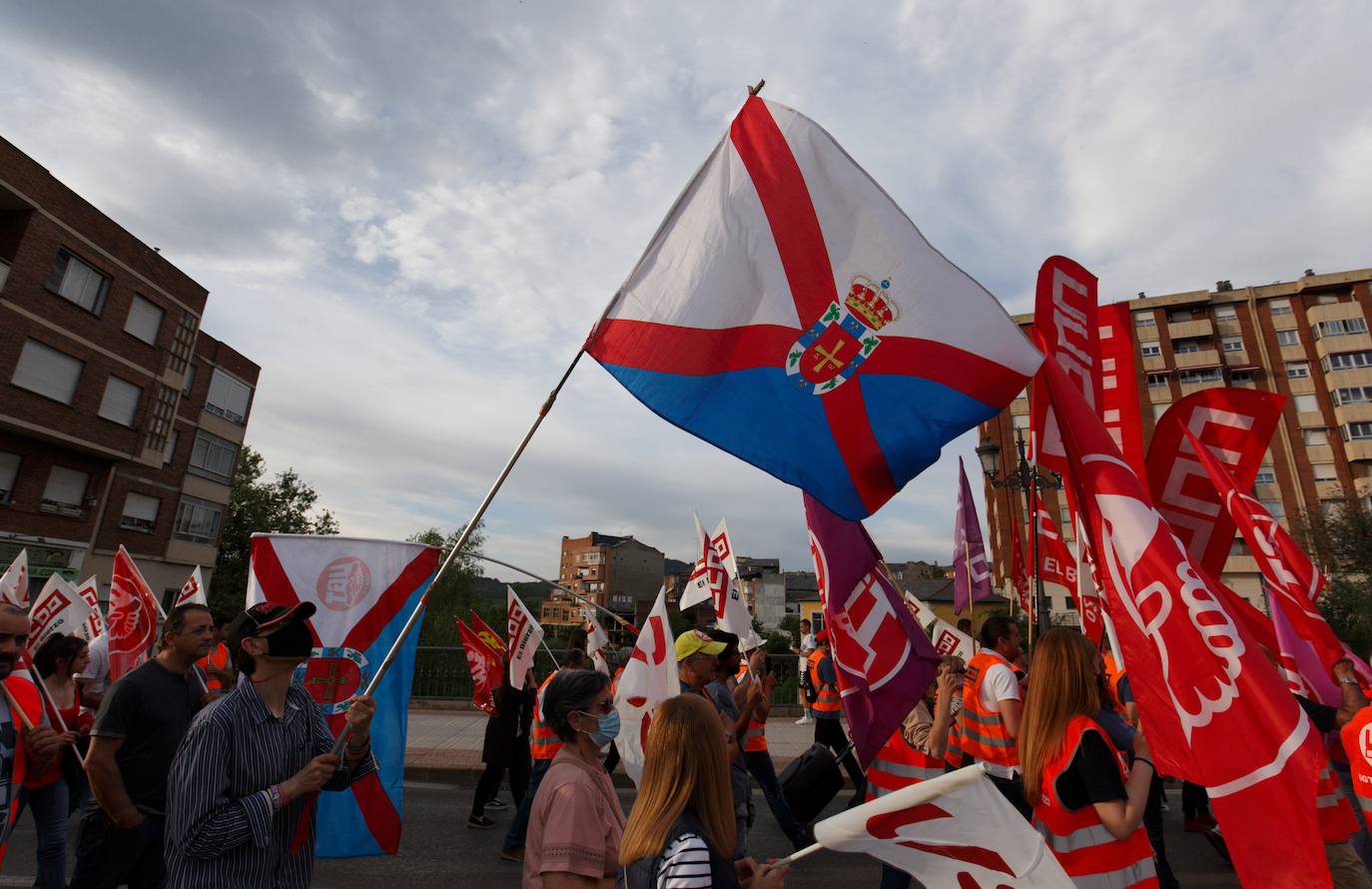 Multitudinaria protesta en la provincia de León. 15.000 personas en la capital según la Policía y más de 20.000 en toda la provincia exigen a pie de calle soluciones para León. Los sindicatos elevan la cifra a 40.000 personas solo en la capital. La ciudadanía sale a las calles en León, Ponferrada y Villablino para reclamar la reindustralización de la provincia y un plan para generar oportunidades de futuro. Este es el resumen de la jornada de la mano de los fotógrafos Peio García y César Sánchez. 