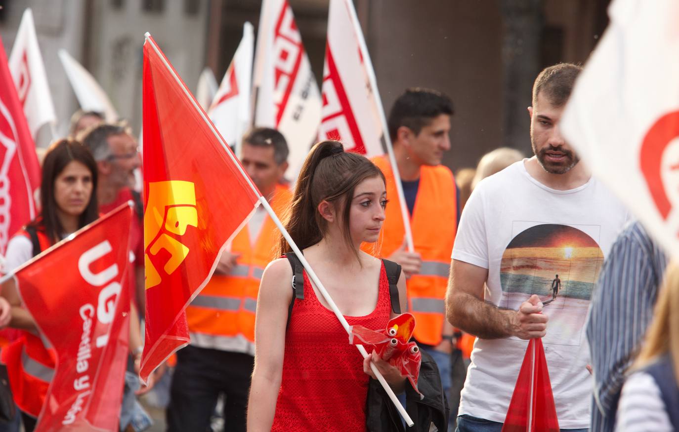 Multitudinaria protesta en la provincia de León. 15.000 personas en la capital según la Policía y más de 20.000 en toda la provincia exigen a pie de calle soluciones para León. Los sindicatos elevan la cifra a 40.000 personas solo en la capital. La ciudadanía sale a las calles en León, Ponferrada y Villablino para reclamar la reindustralización de la provincia y un plan para generar oportunidades de futuro. Este es el resumen de la jornada de la mano de los fotógrafos Peio García y César Sánchez. 