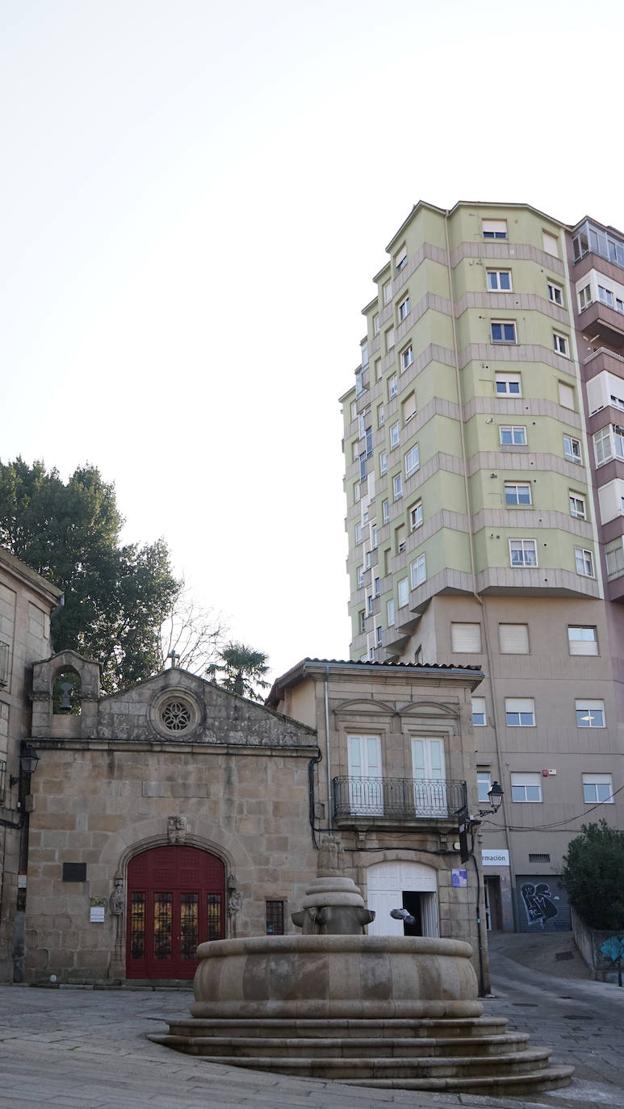 Ermita plateresca de San Cosme y San Damián, en Ourense, cuya perspectiva es afeada por un bloque de viviendas. 