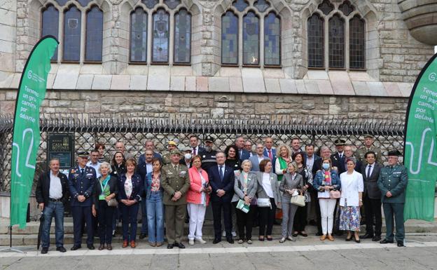 Foto de familia de todas las autoridades que se suman a la lucha contra el cáncer.