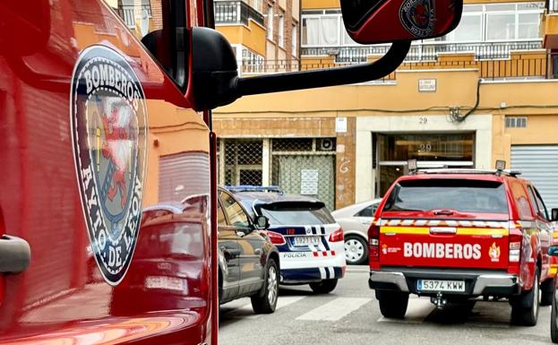 Bomberos León auxilia a un hombre que se había caído y no podía moverse del interior de su vivienda