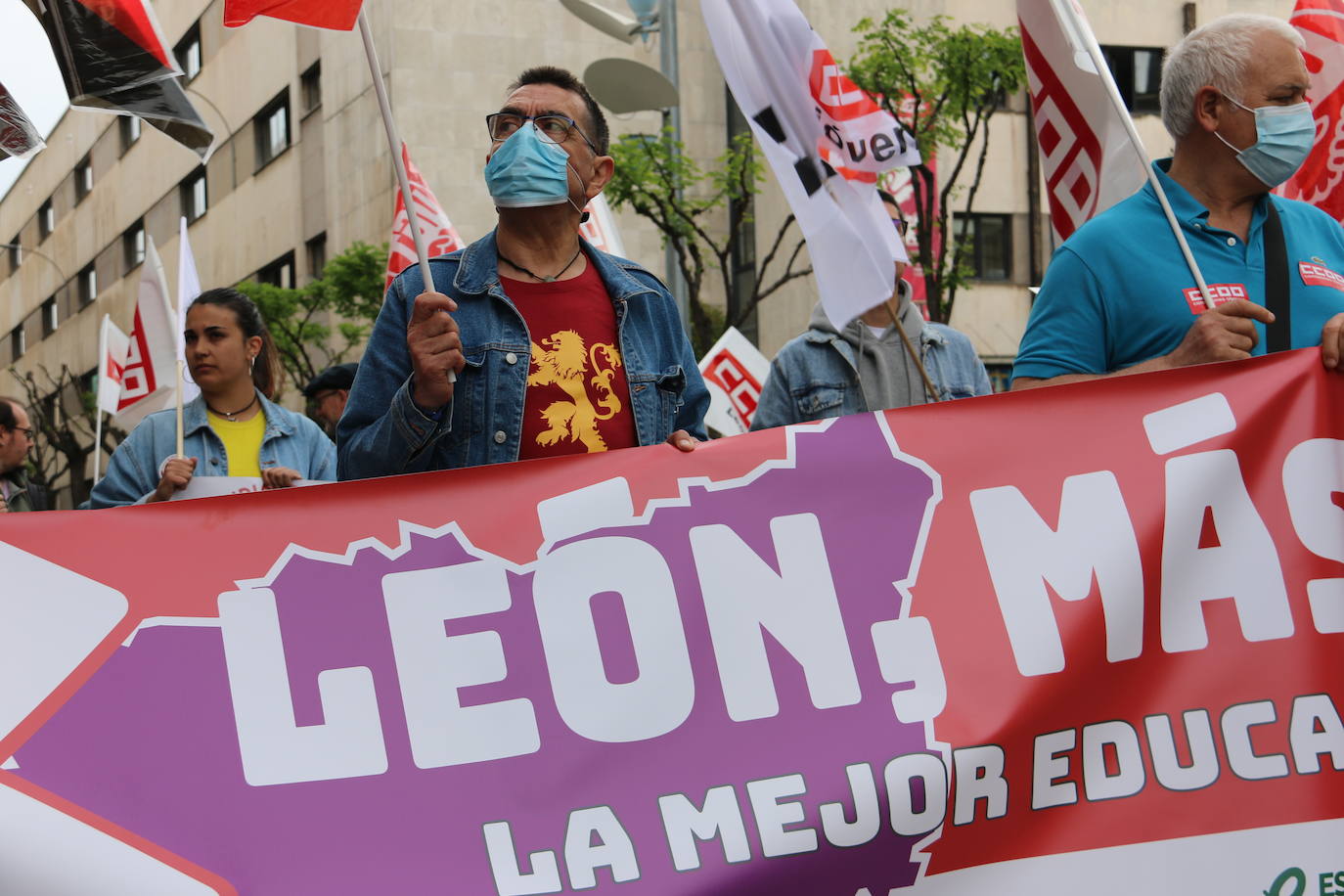 Estudiantes, profesores y AMPAS celebran una manifiestación exigiendo un futuro para la provincia. 