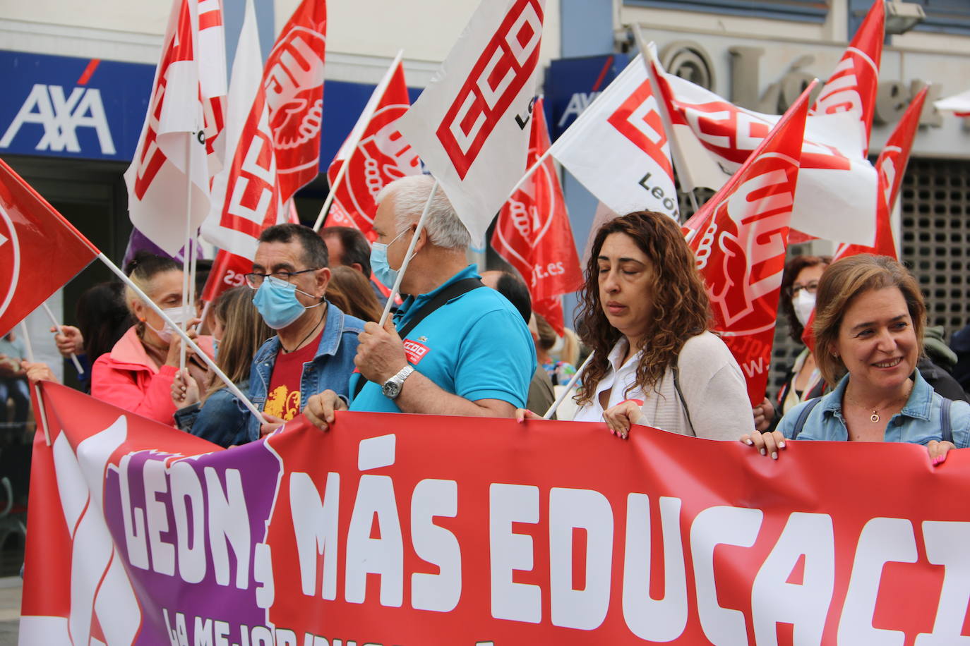 Estudiantes, profesores y AMPAS celebran una manifiestación exigiendo un futuro para la provincia. 