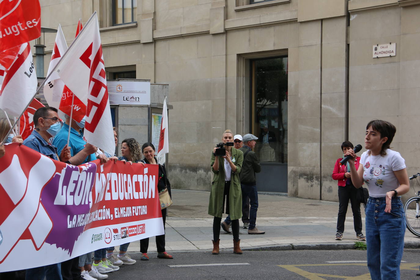 Estudiantes, profesores y AMPAS celebran una manifiestación exigiendo un futuro para la provincia. 