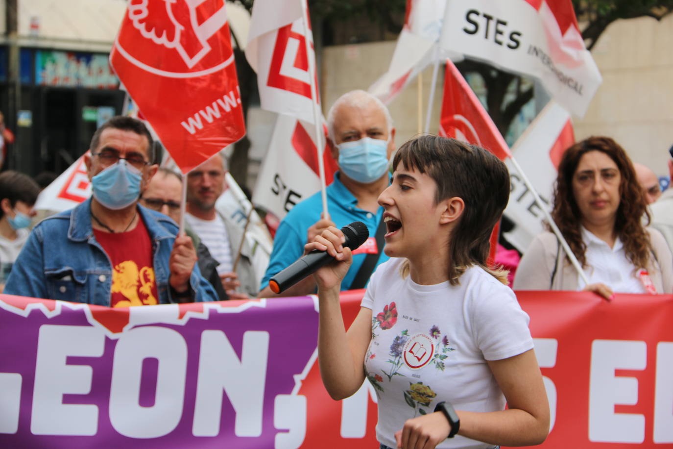 Estudiantes, profesores y AMPAS celebran una manifiestación exigiendo un futuro para la provincia. 