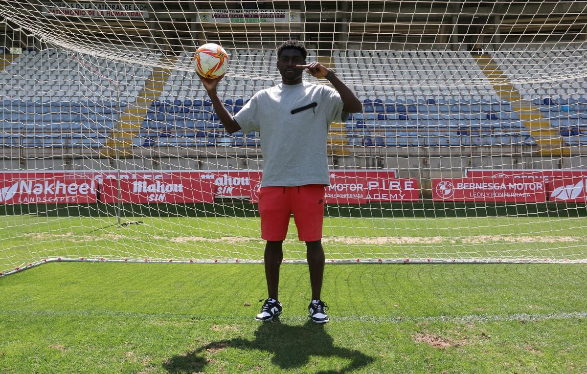 El futbolista camerunés concede una entrevista a leonoticias acerca de su futuro y su temporada