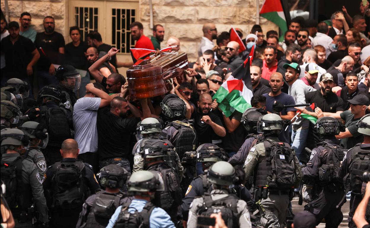 Israel carga contra el féretro de la periodista asesinada por portar la bandera palestina