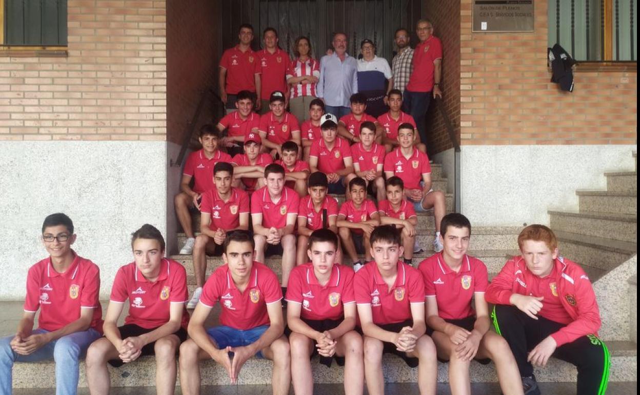 Imagen del equipo con la alcaldesa de la localidad. 