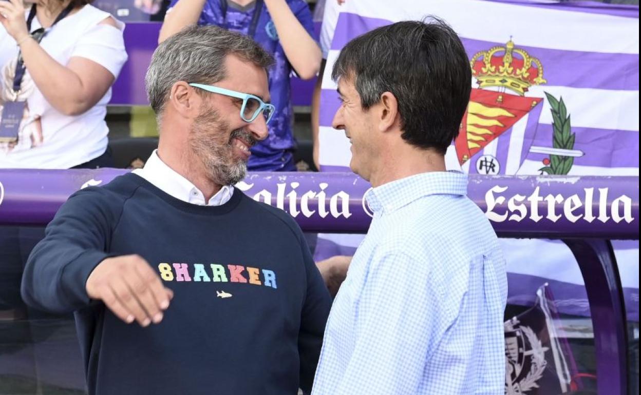 Jon Pérez Bolo, técnico de la Deportiva, saluda a su homólogo en el Valladolid, José Rojo 'Pacheta'.