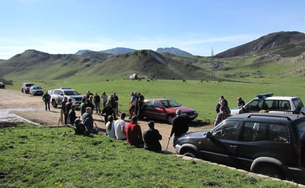 Imagen de los vecinos de Mieres y ganaderos leonesses con la Guardia Civil tras el conflicto en Pinos. 