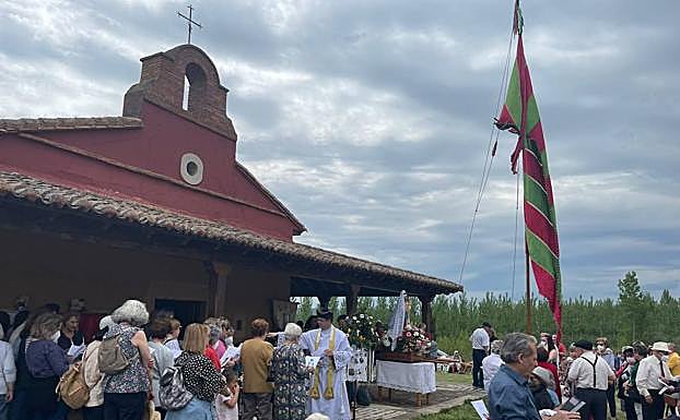 Vecinos y visitantes celebran la romería de Villasfrías. 