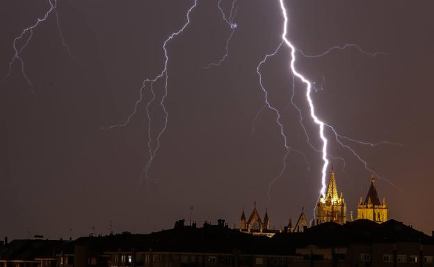 Uno de los rayos que cayeron este sábado sobre la ciudad de León.