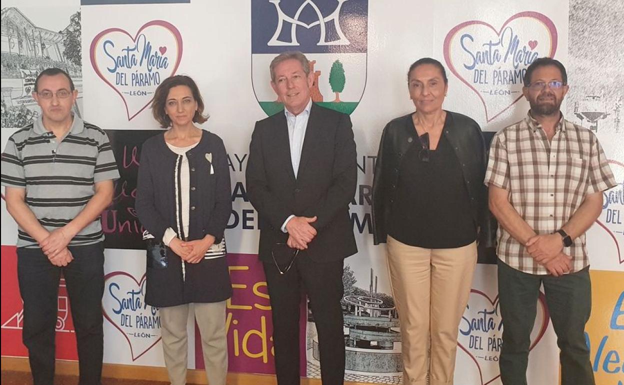 Imagen tras la reunión entre el Ayuntamiento de Santa María del Páramo y la Cámara de Comercio. 