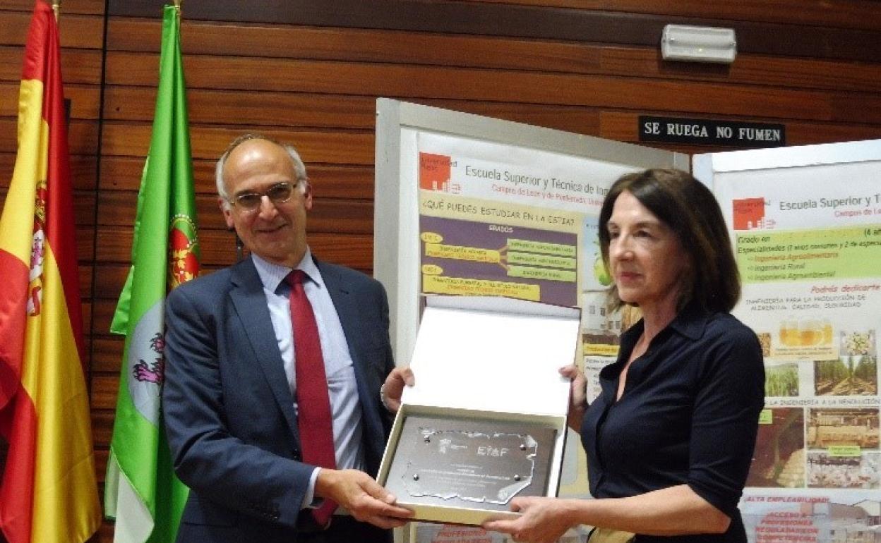 Entrega de la placa conmemorativa a Alexia Fernández Marcos, por el proyecto 'Control Biológico In vitro de Fusarium en Lúpulo'. 