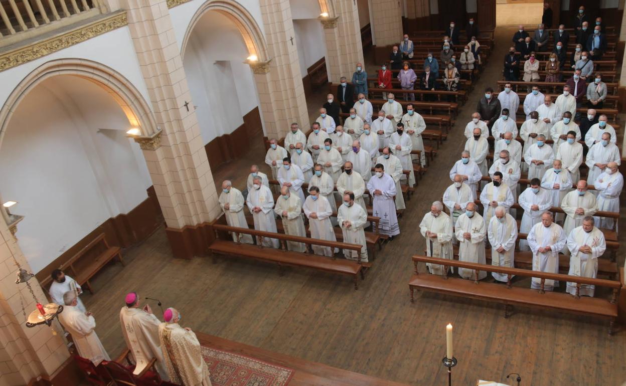 La fiesta de la memoria de San Juan de Ávila, patrono del clero español, trasladada a este lunes, ha sido el día elegido por la Diócesis para homenajear a los seis sacerdotes y al diácono permanente que este año conmemoran sus bodas de oro y plata por sus 25 y 50 años de servicio a la Iglesia de León. 