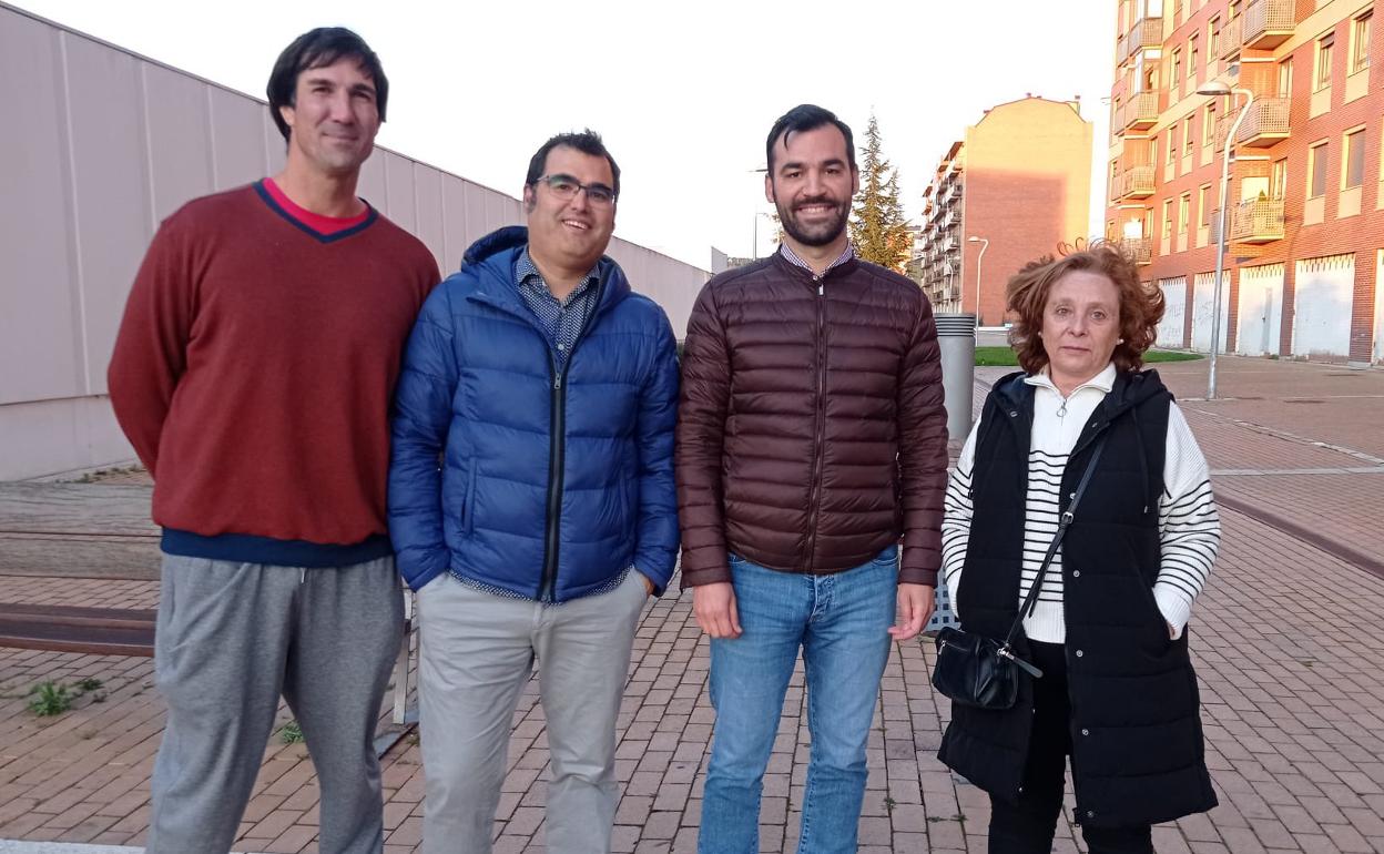 La concejala del Grupo Municipal del Partido Popular Aurora Baza y el secretario provincial del partido, David Fernández, se reúnen on los representantes de la Asociación de Vecinos Barrio de la Lastra.