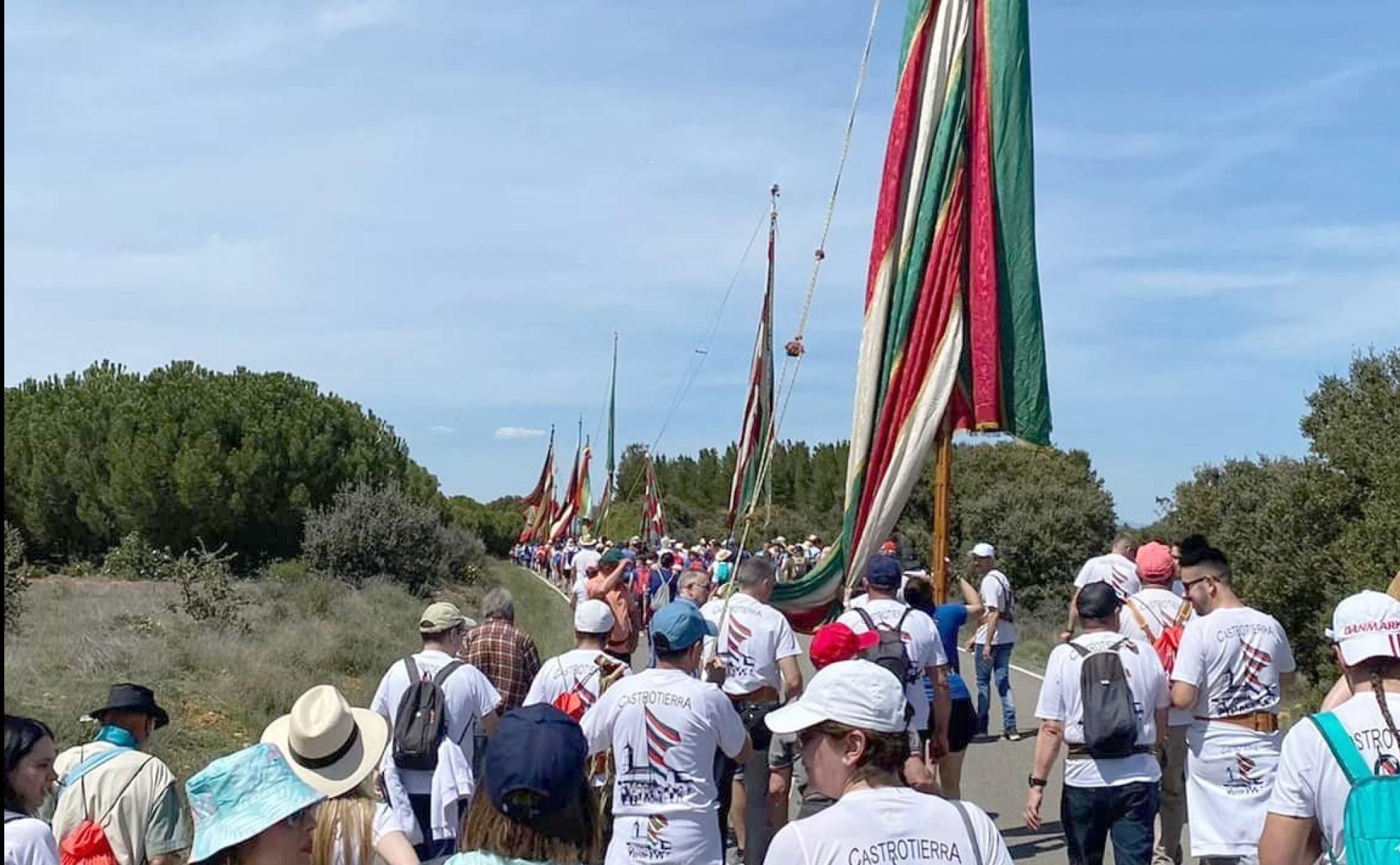 Peregrinación de la Virgen de Castrotierra a su Santuario arropada por miles de devotos y cientos de pendones.