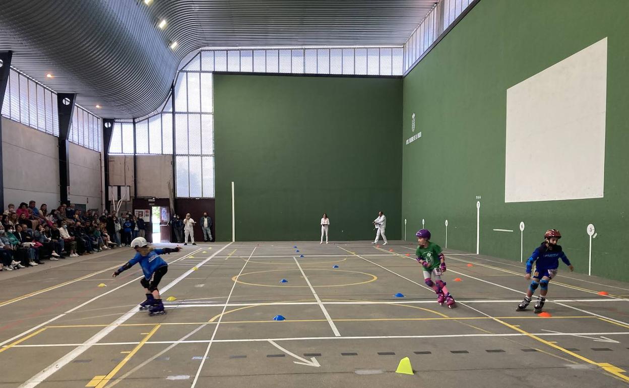 Niños participando en la jornada escolar de patinaje en La Virgen del Camino. 