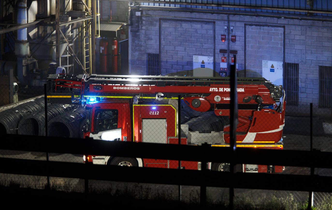 Pasadas las 22.00 horas del domingo la cubierta de filocemento de una de las naves de la acerera Roldán ardía y las llamas se propagaban por la cubierta | El fuego está controlado y los 25 trabajadores que se encoentraban en la fábrica evacuados