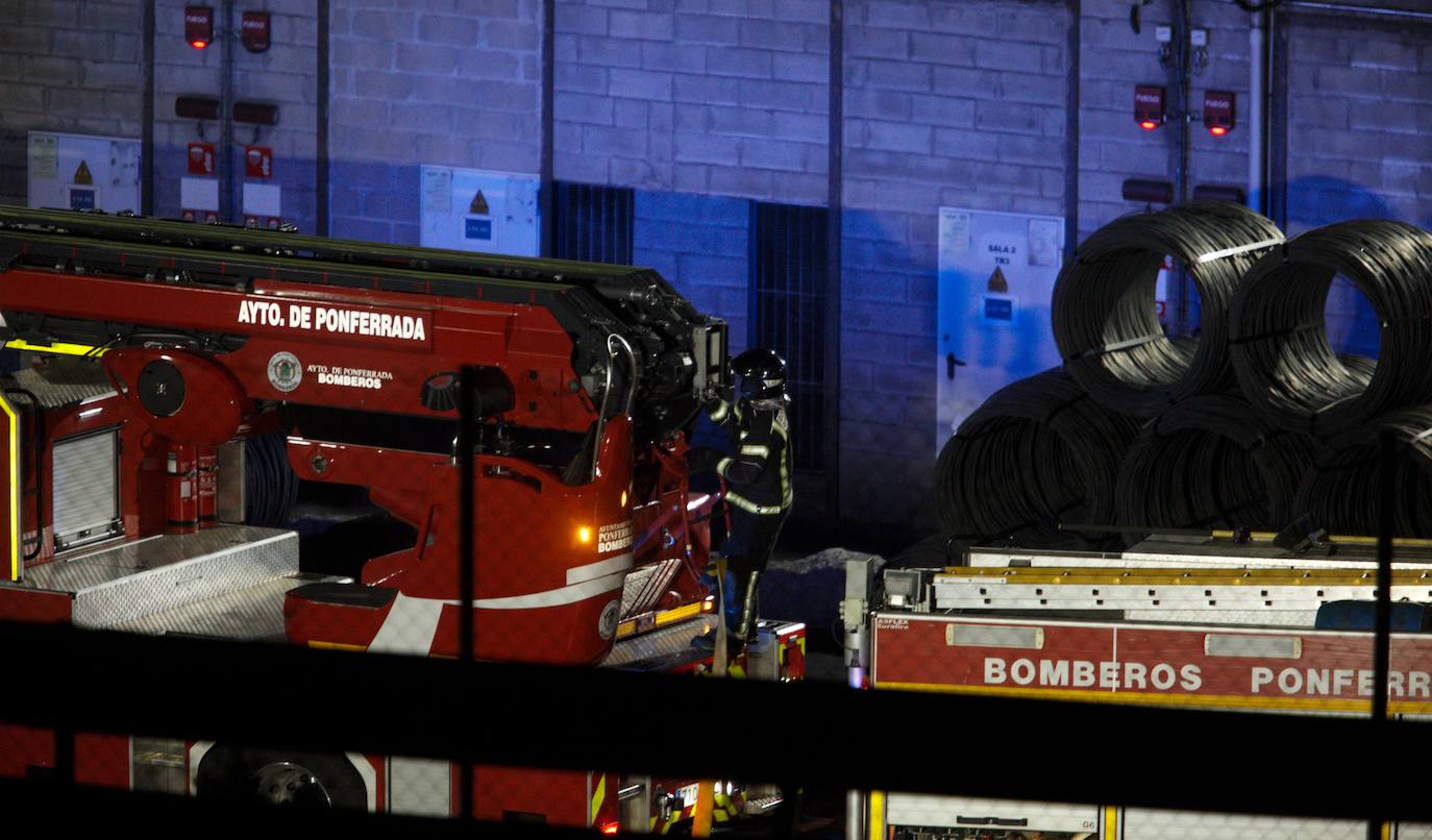 Pasadas las 22.00 horas del domingo la cubierta de filocemento de una de las naves de la acerera Roldán ardía y las llamas se propagaban por la cubierta | El fuego está controlado y los 25 trabajadores que se encoentraban en la fábrica evacuados