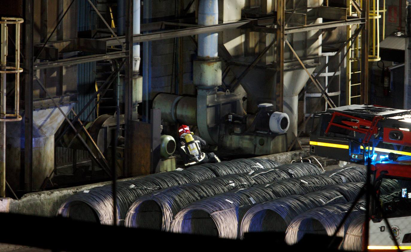 Pasadas las 22.00 horas del domingo la cubierta de filocemento de una de las naves de la acerera Roldán ardía y las llamas se propagaban por la cubierta | El fuego está controlado y los 25 trabajadores que se encoentraban en la fábrica evacuados