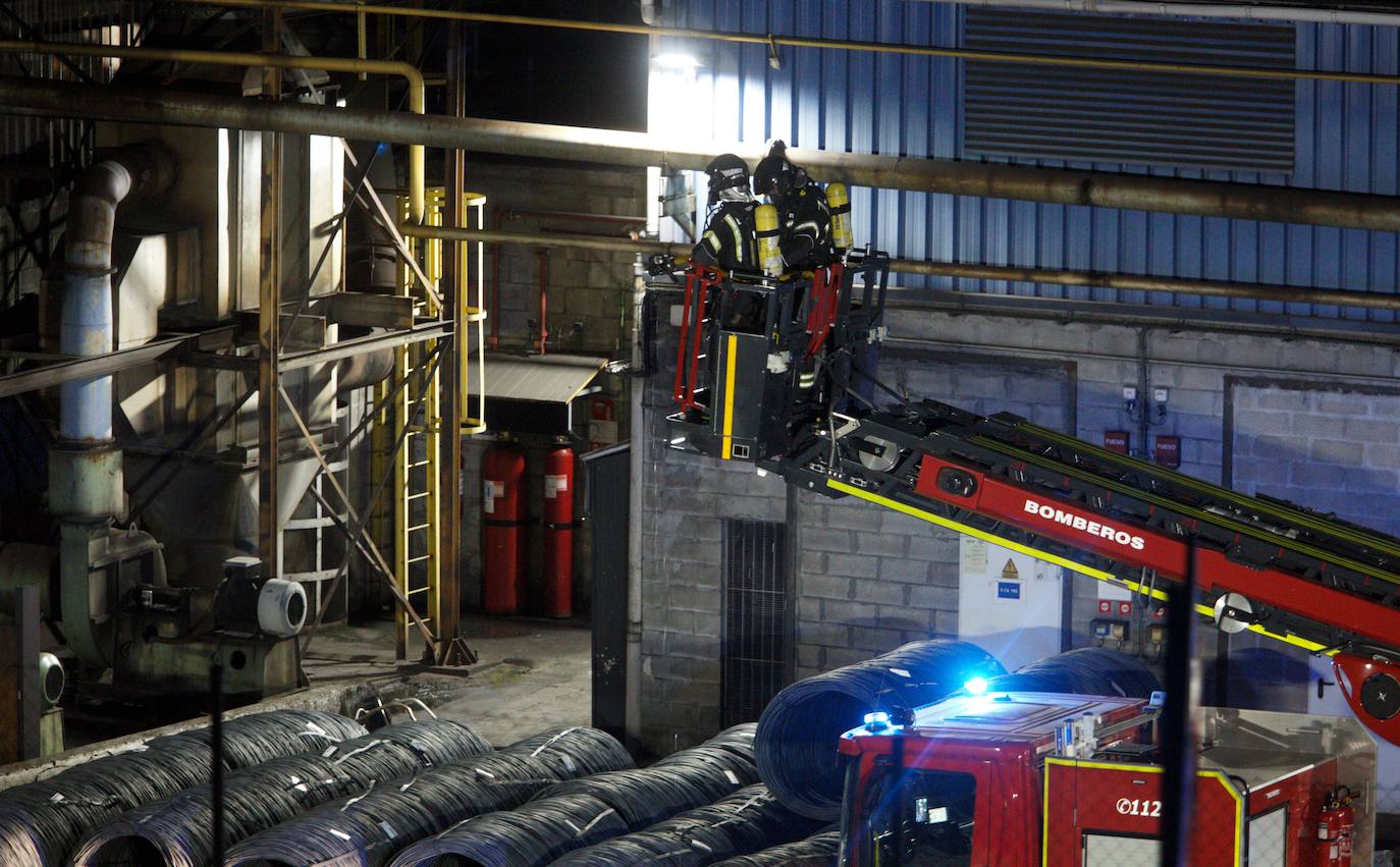 Pasadas las 22.00 horas del domingo la cubierta de filocemento de una de las naves de la acerera Roldán ardía y las llamas se propagaban por la cubierta | El fuego está controlado y los 25 trabajadores que se encoentraban en la fábrica evacuados