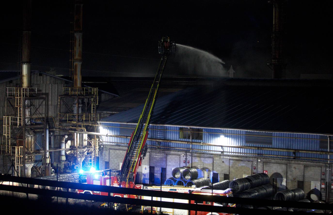 Pasadas las 22.00 horas del domingo la cubierta de filocemento de una de las naves de la acerera Roldán ardía y las llamas se propagaban por la cubierta | El fuego está controlado y los 25 trabajadores que se encoentraban en la fábrica evacuados