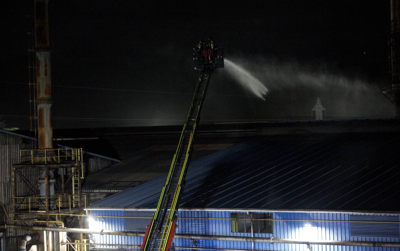 Pasadas las 22.00 horas del domingo la cubierta de filocemento de una de las naves de la acerera Roldán ardía y las llamas se propagaban por la cubierta | El fuego está controlado y los 25 trabajadores que se encoentraban en la fábrica evacuados