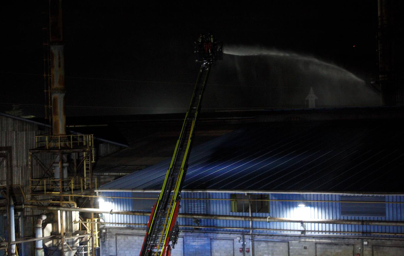 Pasadas las 22.00 horas del domingo la cubierta de filocemento de una de las naves de la acerera Roldán ardía y las llamas se propagaban por la cubierta | El fuego está controlado y los 25 trabajadores que se encoentraban en la fábrica evacuados