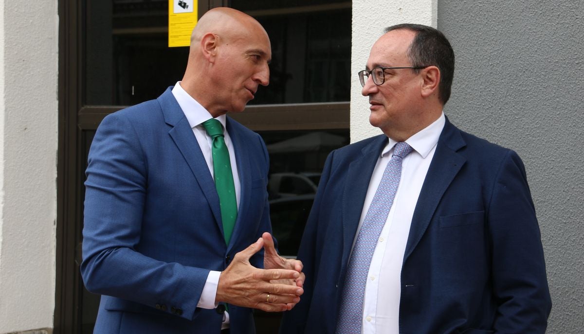 El alcalde de León, José Antonio Diez, y el director de Patrimonio y Urbanismo de Adif, Alfredo Cabello, firman el convenio para la apertura de los viales resultantes de la integración ferroviaria.