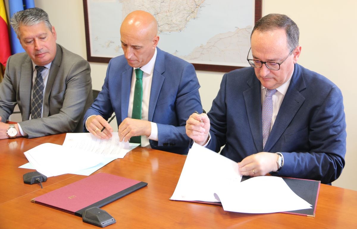 El alcalde de León, José Antonio Diez, y el director de Patrimonio y Urbanismo de Adif, Alfredo Cabello, firman el convenio para la apertura de los viales resultantes de la integración ferroviaria.