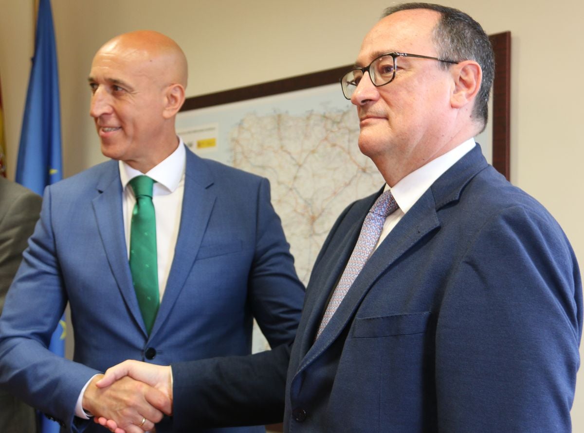 El alcalde de León, José Antonio Diez, y el director de Patrimonio y Urbanismo de Adif, Alfredo Cabello, firman el convenio para la apertura de los viales resultantes de la integración ferroviaria.