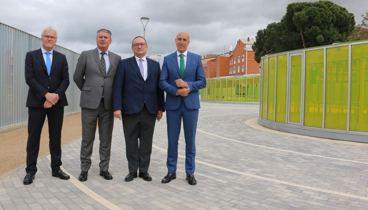 El alcalde de León, José Antonio Diez, y el director de Patrimonio y Urbanismo de Adif, Alfredo Cabello, firman el convenio para la apertura de los viales resultantes de la integración ferroviaria.