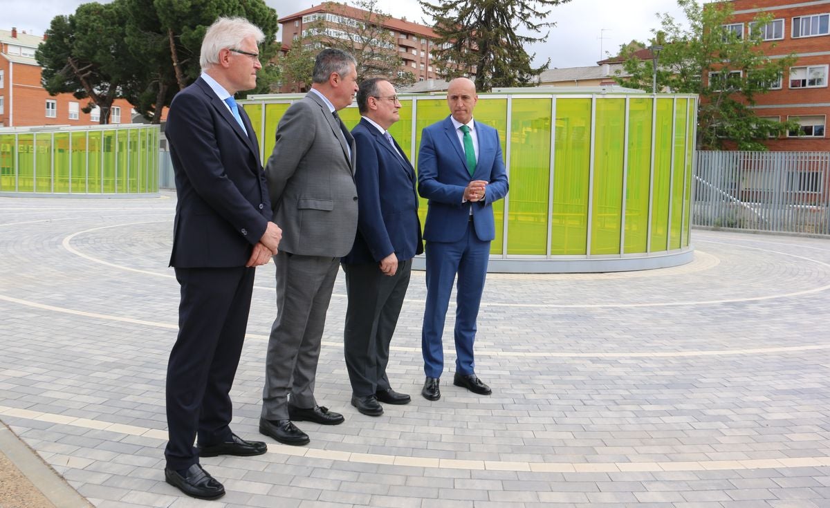 El alcalde de León, José Antonio Diez, y el director de Patrimonio y Urbanismo de Adif, Alfredo Cabello, firman el convenio para la apertura de los viales resultantes de la integración ferroviaria.