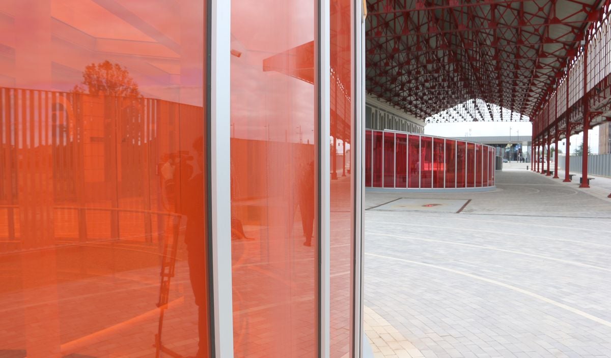 El alcalde de León, José Antonio Diez, y el director de Patrimonio y Urbanismo de Adif, Alfredo Cabello, firman el convenio para la apertura de los viales resultantes de la integración ferroviaria.