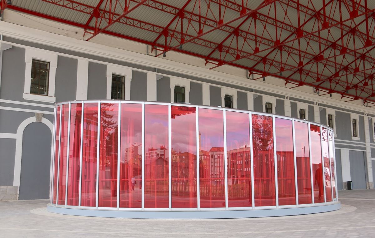 El alcalde de León, José Antonio Diez, y el director de Patrimonio y Urbanismo de Adif, Alfredo Cabello, firman el convenio para la apertura de los viales resultantes de la integración ferroviaria.