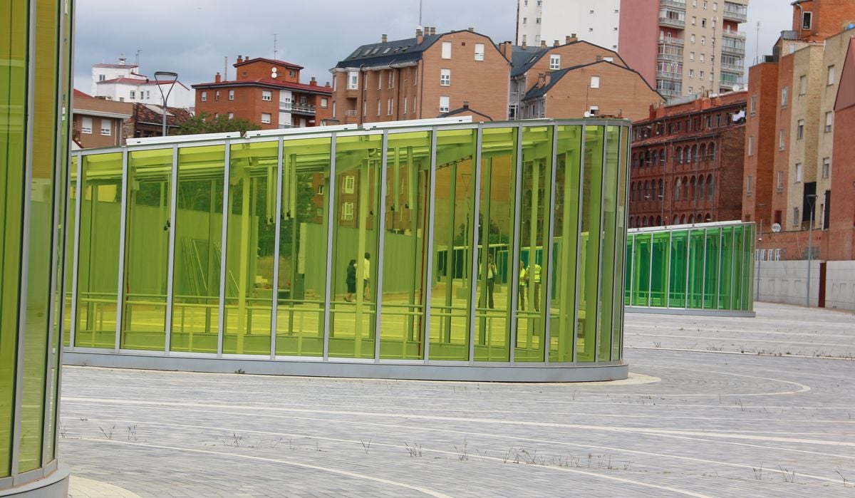 El alcalde de León, José Antonio Diez, y el director de Patrimonio y Urbanismo de Adif, Alfredo Cabello, firman el convenio para la apertura de los viales resultantes de la integración ferroviaria.