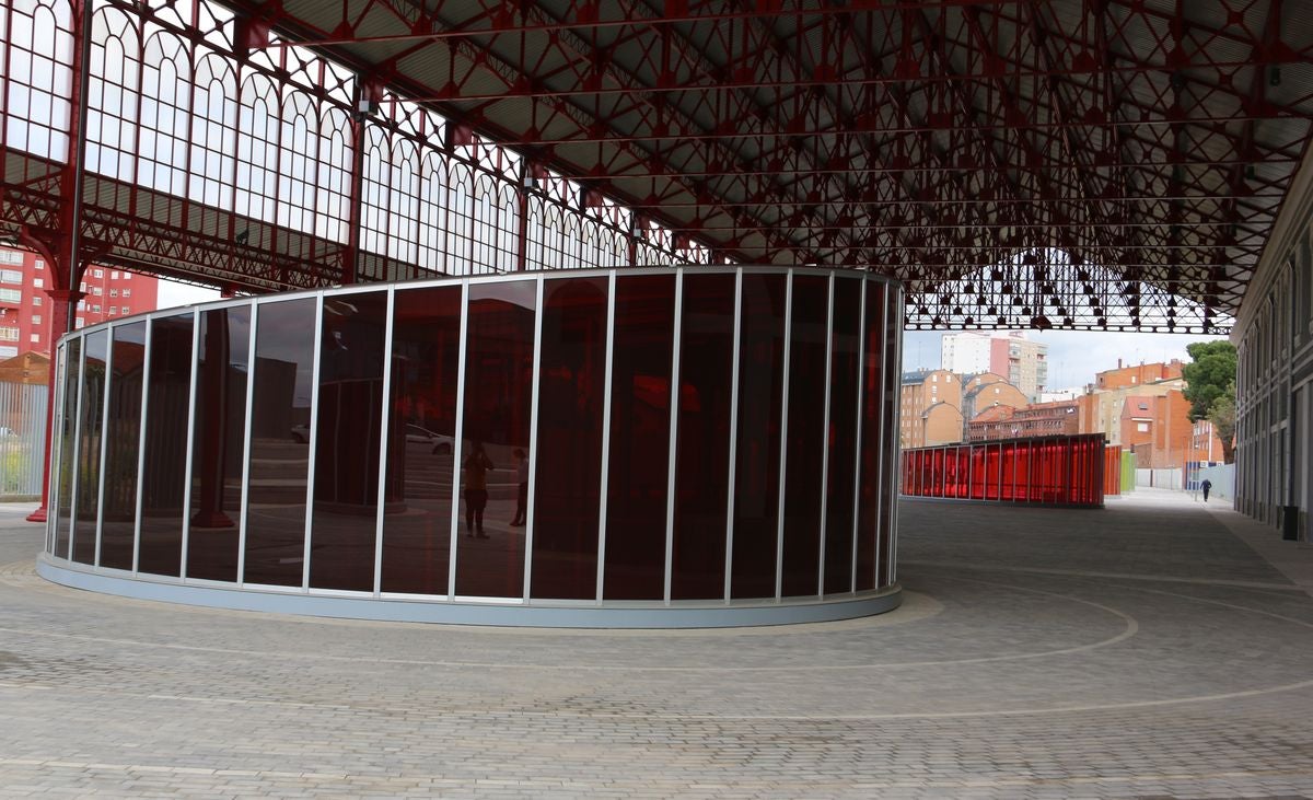 El alcalde de León, José Antonio Diez, y el director de Patrimonio y Urbanismo de Adif, Alfredo Cabello, firman el convenio para la apertura de los viales resultantes de la integración ferroviaria.