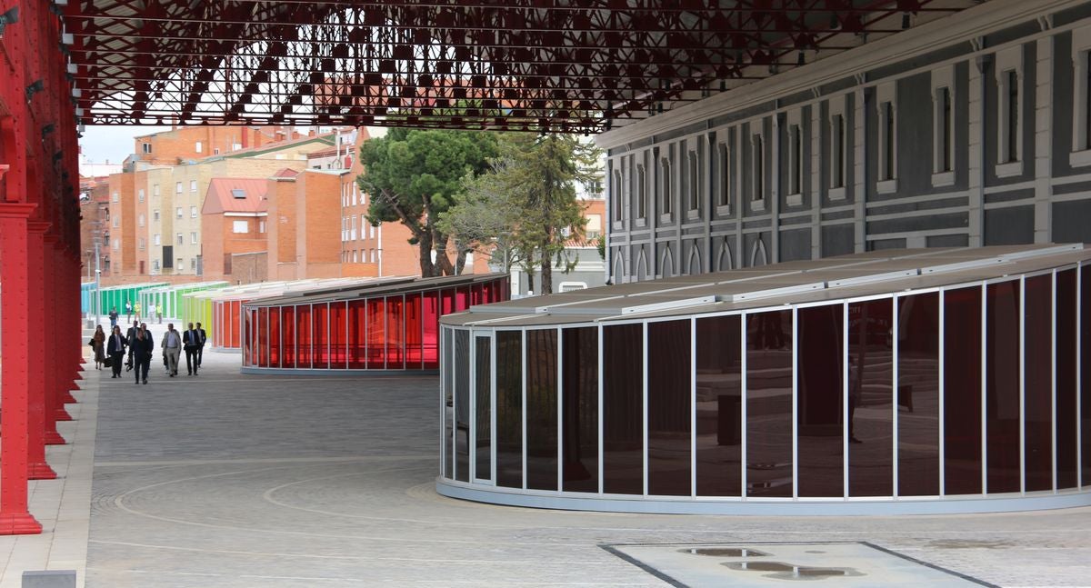 El alcalde de León, José Antonio Diez, y el director de Patrimonio y Urbanismo de Adif, Alfredo Cabello, firman el convenio para la apertura de los viales resultantes de la integración ferroviaria.