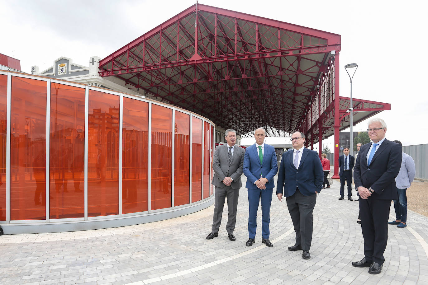 El alcalde de León, José Antonio Diez, y el director de Patrimonio y Urbanismo de Adif, Alfredo Cabello, firman el convenio para la apertura de los viales resultantes de la integración ferroviaria.