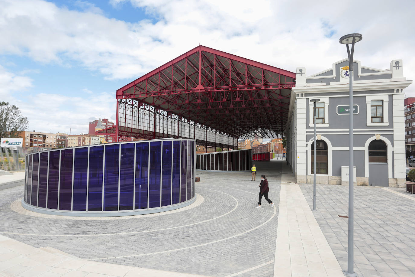 El alcalde de León, José Antonio Diez, y el director de Patrimonio y Urbanismo de Adif, Alfredo Cabello, firman el convenio para la apertura de los viales resultantes de la integración ferroviaria.