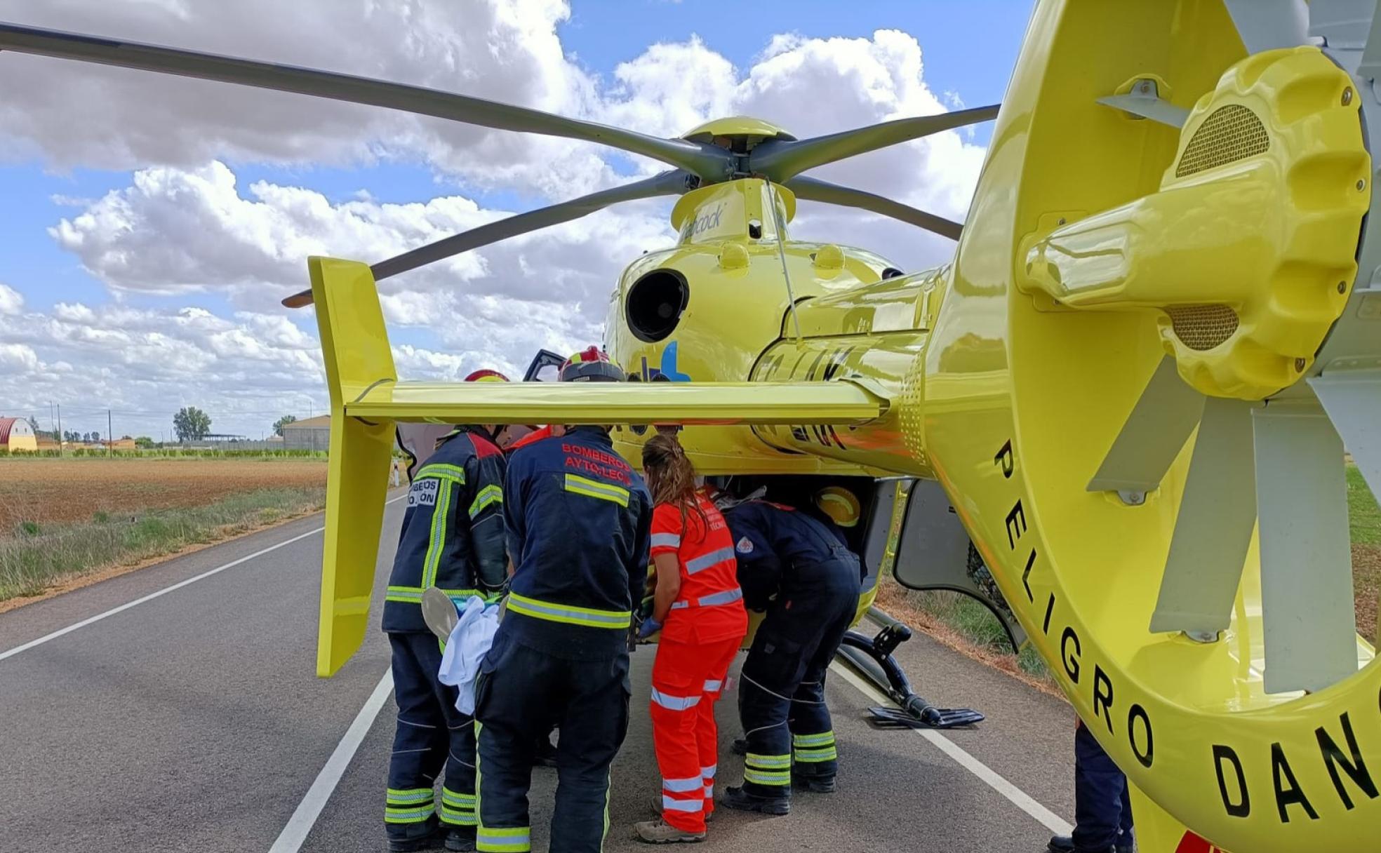 Imagen del lugar del accidente con los equipos de emergencias trasladando al helicóptero medicalizado a uno de los heridos. 