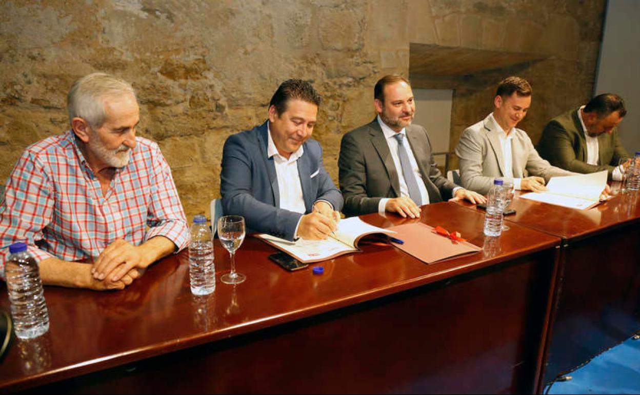 Javier Cendónn, durante la firma del acuerdo en 2019. 