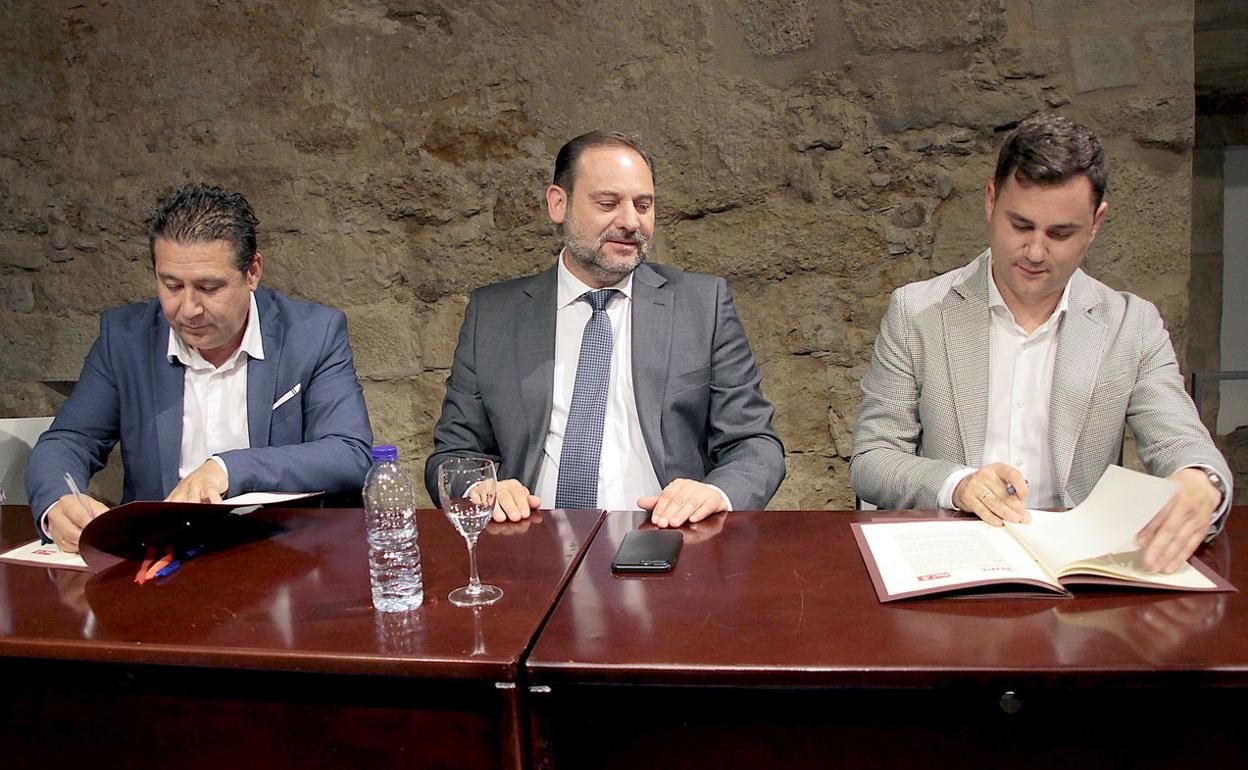 Un instante de la firma del pacto entre UPL y PSOE para la Diputación de León con Luis Mariano Santos y Javier Cendón rubricando el documento. En el centro, el entonces ministro de Fomento, José Luis Ábalos. 