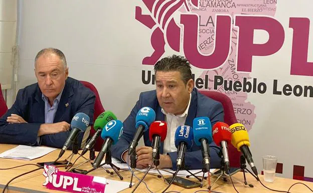 Luis Mariano Santos, este martes, durante la rueda de prensa en la sede de UPL acompañado por Eduardo López Sendino