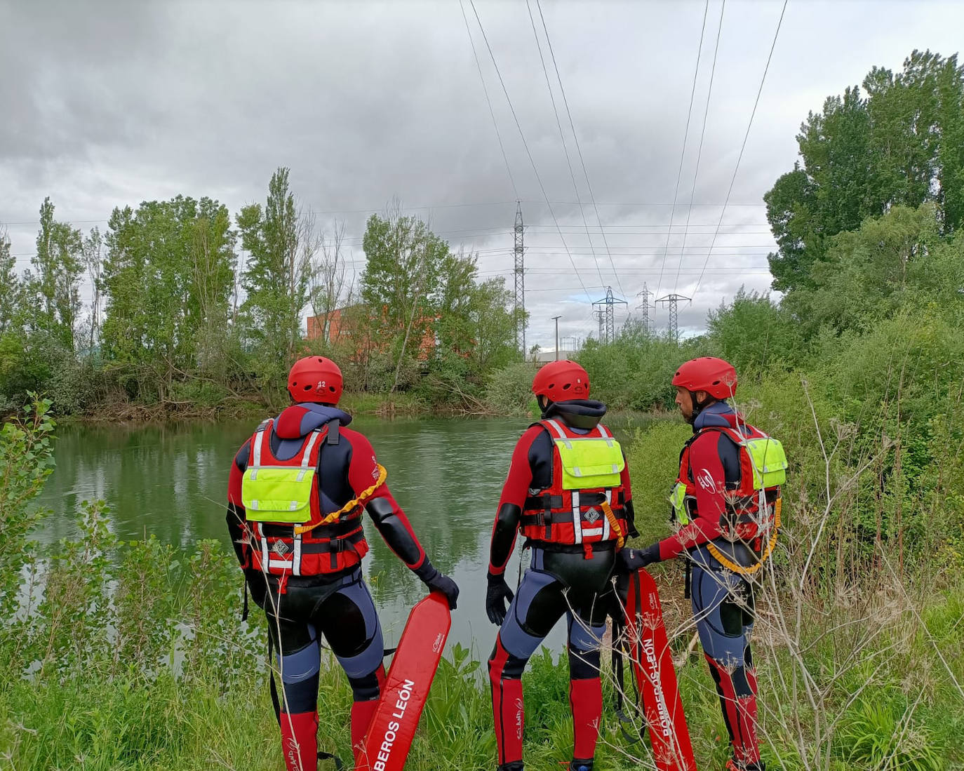 Fotos: Rescate de un cuerpo sin vida por Bomberos de León