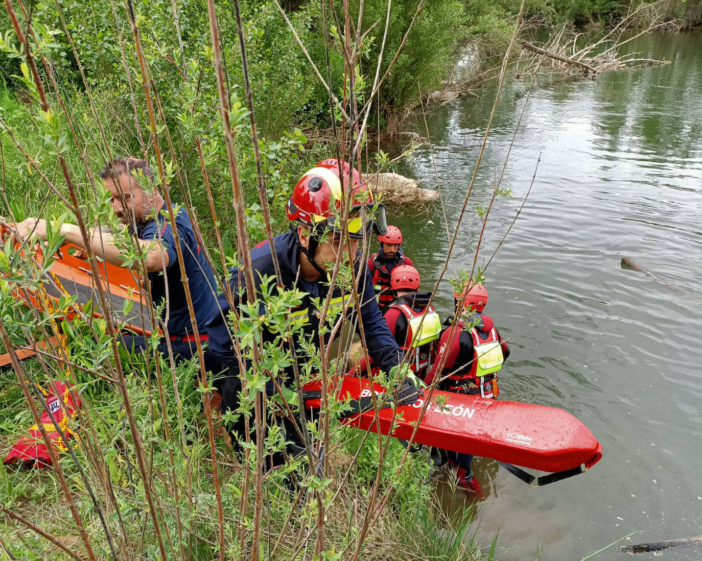 Fotos: Rescate de un cuerpo sin vida por Bomberos de León