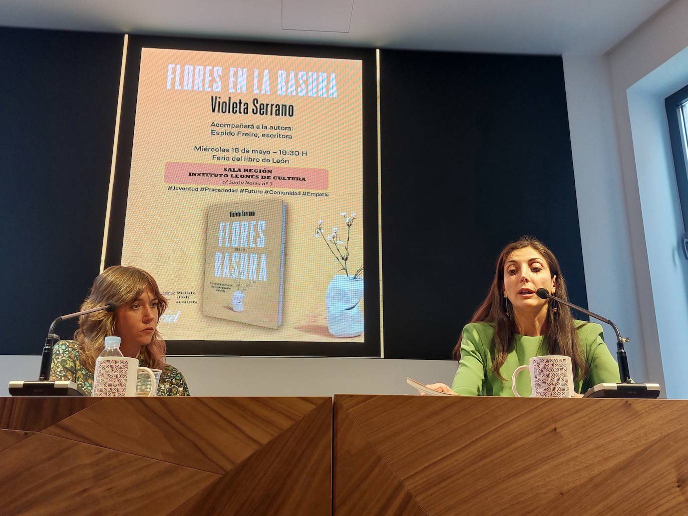 La escritora bilbaína Espido Freire arropa a la maragata en la presentación de su útlimo ensayo en León, un libro «intergeneracional» que profundiza a través de la generación perdida en la realidad de un España que atraviesa una nueva 'transición' entre el mundo viejo y una nueva era.