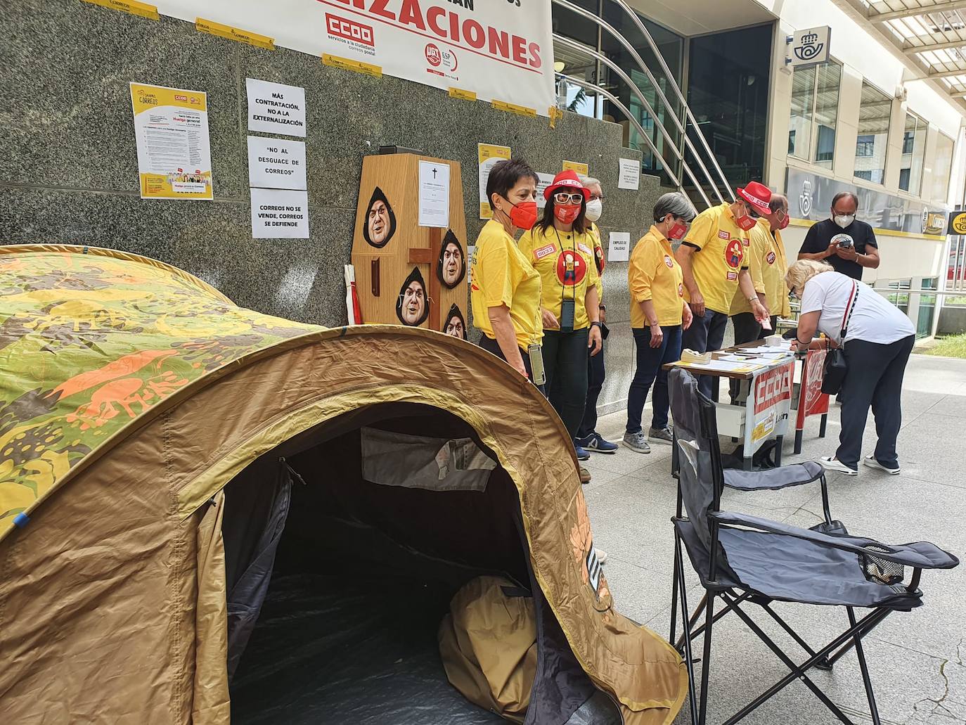 Los sindicatos vuelven a concentrarse a las puertas de Correos para rechazar «el desmantelamiento del servico postal». La concentración se enmarca en una campaña de concienciación e información a la ciudadanía sobre «sobre las graves consecuencias del abandono postal que el presidente de Correos está llevando a cabo». 