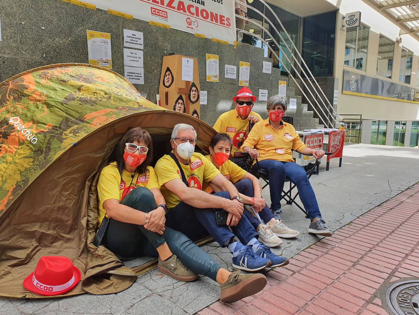 Los sindicatos vuelven a concentrarse a las puertas de Correos para rechazar «el desmantelamiento del servico postal». La concentración se enmarca en una campaña de concienciación e información a la ciudadanía sobre «sobre las graves consecuencias del abandono postal que el presidente de Correos está llevando a cabo». 